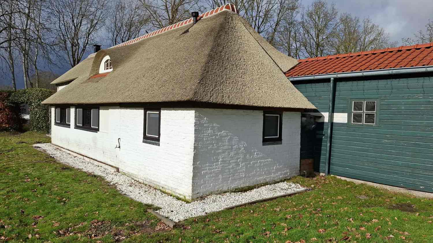 Rietgedekte woning in Waskemeer met kunststof kozijnen voor authentieke uitstraling en isolatie