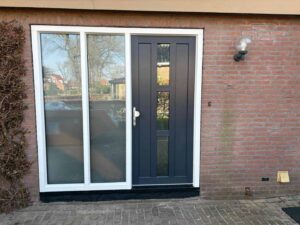 Moderne voordeur met kunststof kozijn geplaatst in Appelscha voor duurzame en onderhoudsarme entree