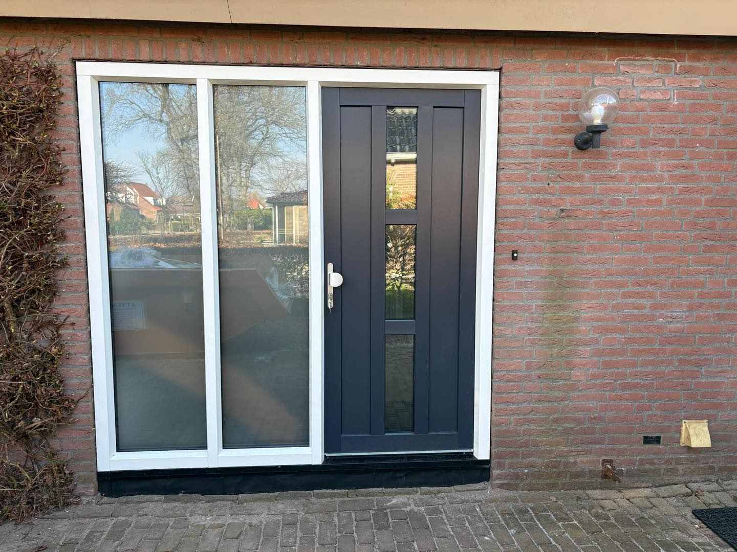 Moderne voordeur met kunststof kozijn geplaatst in Appelscha voor duurzame en onderhoudsarme entree
