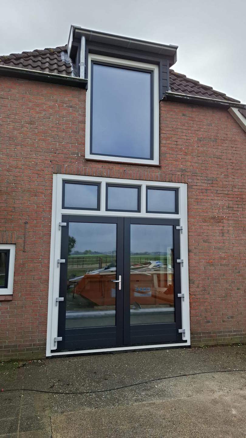 Woning in Boijl met kunststof kozijnen en openslaande deuren voor een compleet vernieuwde gevel