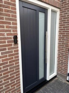 Moderne kunststof voordeur in Oosterwolde met strakke afwerking en goede isolatie