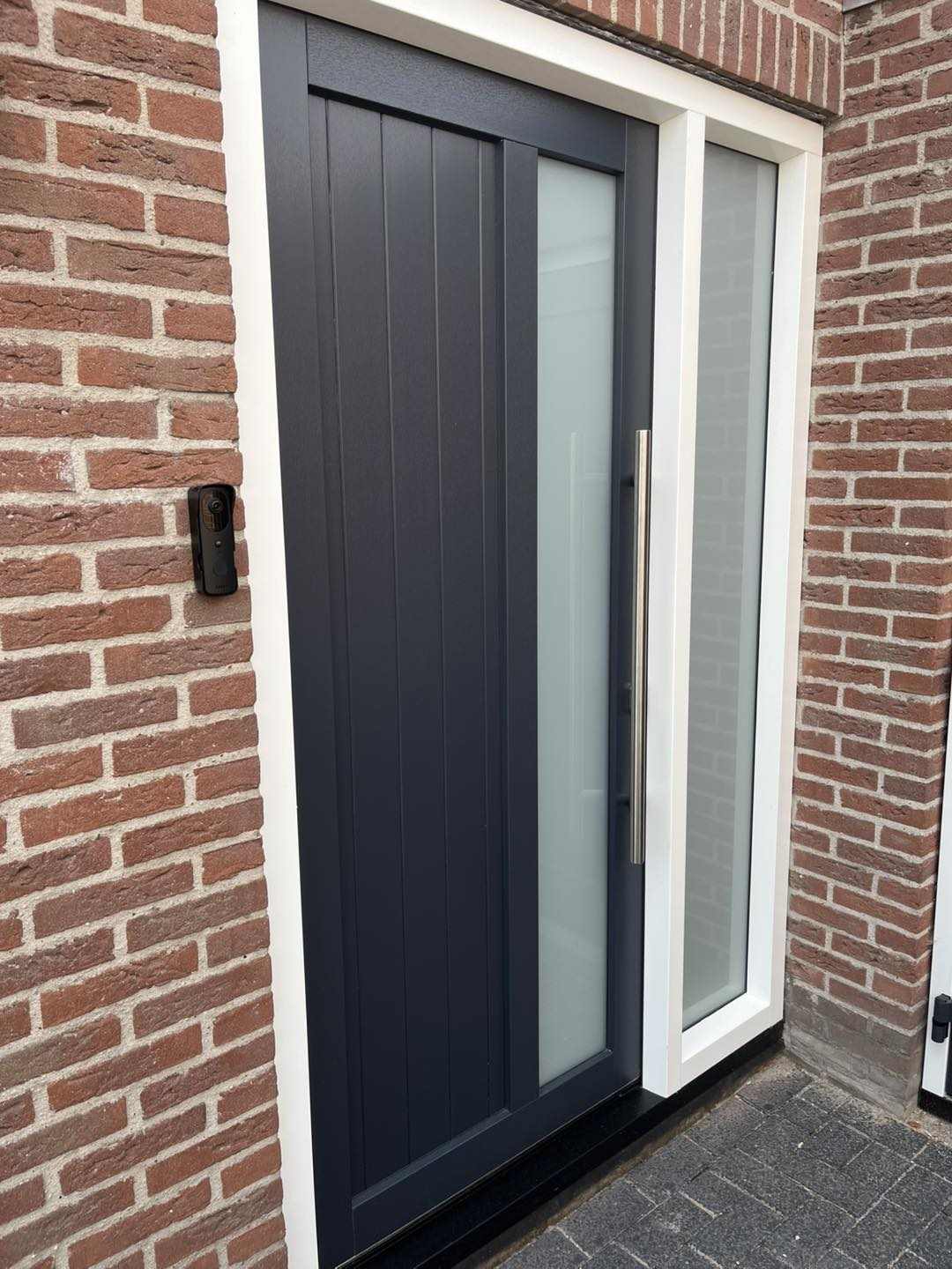 Moderne kunststof voordeur in Oosterwolde met strakke afwerking en goede isolatie