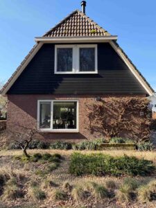 Moderne woning in Friesland met kunststof kozijnen geplaatst voor optimale isolatie en uitstraling