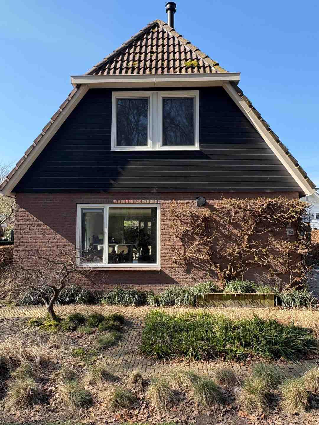 Moderne woning in Friesland met kunststof kozijnen geplaatst voor optimale isolatie en uitstraling