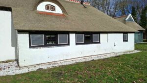 Woning met rieten dak en kunststof kozijnen voor onderhoudsarme en duurzame oplossing