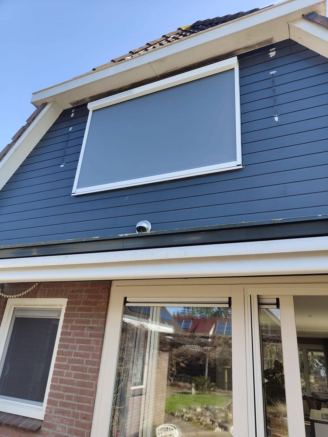 Zonwerende ritsscreens op kunststof kozijnen in Appelscha met duurzame solar bediening