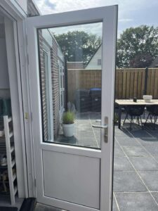 Witte kunststof achterdeur in woning Oosterwolde