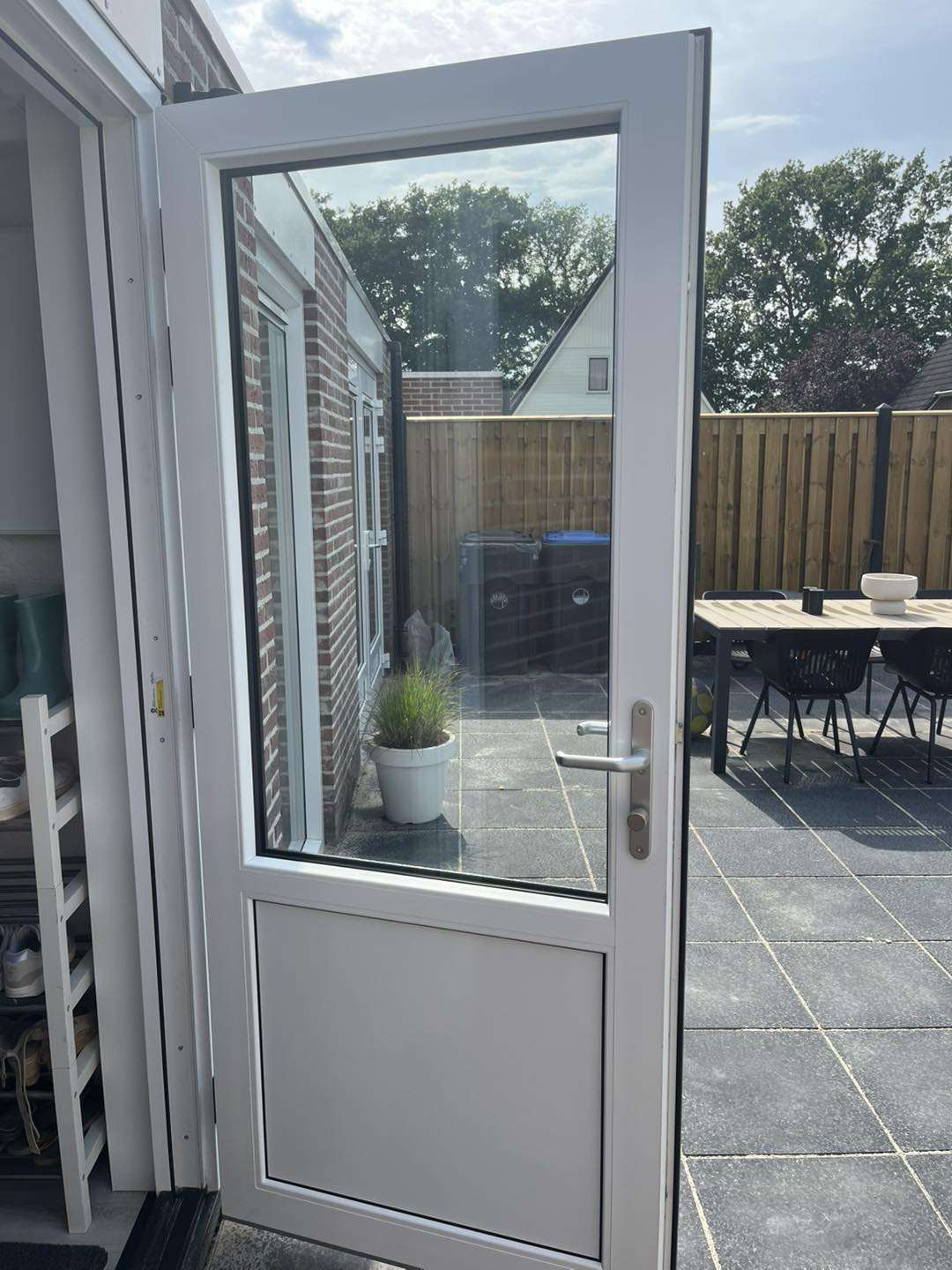 Witte kunststof achterdeur in woning Oosterwolde