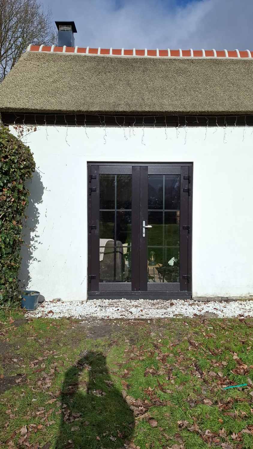 Zwarte kunststof tuindeuren bij woning in Waskemeer voor moderne en stijlvolle uitstraling