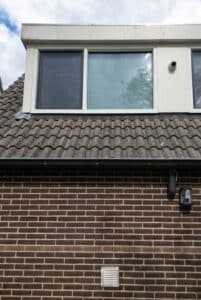 Kunststof kozijnen in dakkapel uitgevoerd in RAL 9010 met antraciete draaidelen, Markant Kozijnen Hoogeveen.