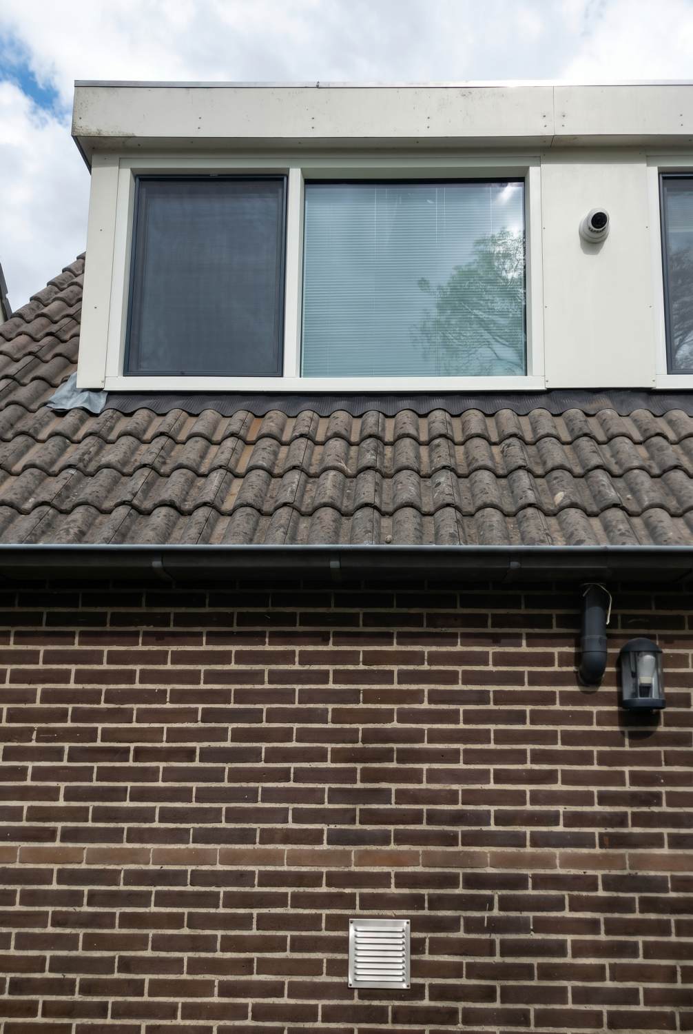 Kunststof kozijnen in dakkapel uitgevoerd in RAL 9010 met antraciete draaidelen, Markant Kozijnen Hoogeveen.