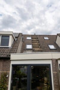 Achterzijde woning Hoogeveen met nieuwe kunststof schuifpui en dakramen, project van Markant Kozijnen.
