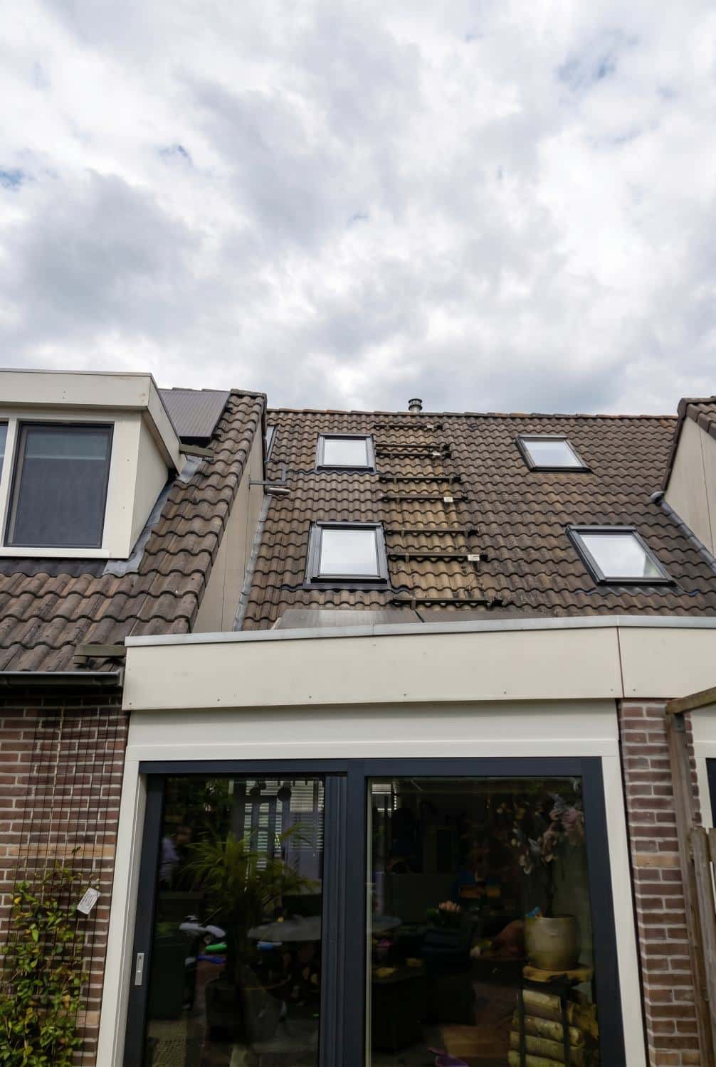 Achterzijde woning Hoogeveen met nieuwe kunststof schuifpui en dakramen, project van Markant Kozijnen.