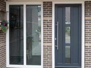 Antraciete kunststof voordeur RAL 7016 met zijlicht, geplaatst door Markant Kozijnen in Hoogeveen.