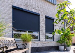 Antraciet kleurige ritsscreen met solar aansluiting van Verano