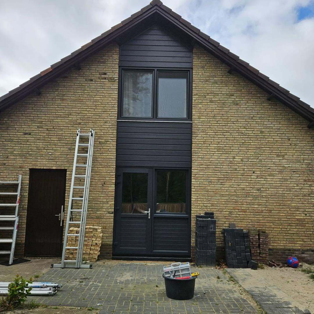 Kunststof kozijnen in topgevel met antracietgrijze potdekselbekleding, project Markant Kozijnen Sint Nicolaasga.