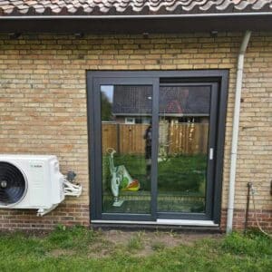 Kunststof schuifpui aan tuinzijde in antracietgrijs RAL 7016, geplaatst door Markant Kozijnen in Sint Nicolaasga.