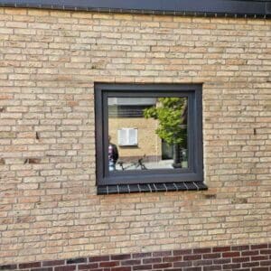 Kunststof vast raam in antracietgrijs RAL 7016 geplaatst door Markant Kozijnen in Sint Nicolaasga.